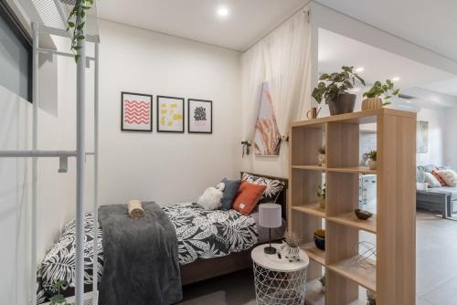 Giường trong phòng chung tại King bed Apt Study Homebush Sleeps 3