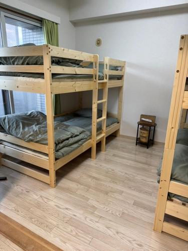 Shin-kotoniにある500mfrom Sta first internet cozyの二段ベッドが2つある部屋