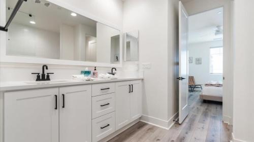 ein weißes Badezimmer mit 2 Waschbecken und einem Spiegel in der Unterkunft PGA208 Brand New PGA West 2 Bed 2 Bath w Loft in La Quinta