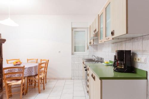Küche/Küchenzeile in der Unterkunft Charmantes Appartement in Medulin mit Terrasse und Garten und Neben dem Strand