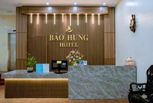 a bar in a lobby with a bao hung hotel at Bảo Hưng Hotel in Thanh Hóa