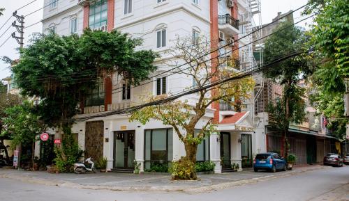 a tree on a street in front of a building at Bảo Hưng Hotel in Thanh Hóa