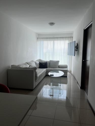 a living room with a couch and a coffee table at Comodidad y privacidad en un solo lugar in Heredia