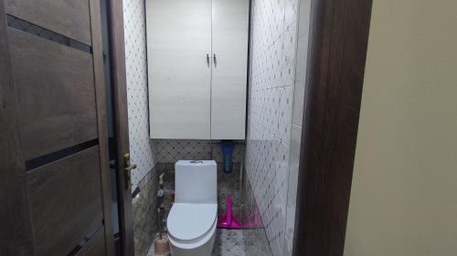 Baño pequeño con aseo y armario en Уютная квартирка в центре Душанбе en Dushanbe