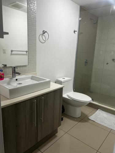 y baño con lavabo, aseo y ducha. en Comodidad y privacidad en un solo lugar en Heredia