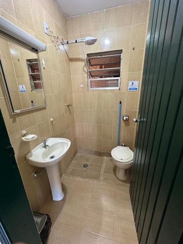 La salle de bains est pourvue de toilettes et d'un lavabo. dans l'établissement Chácara em Ibiúna com piscina e vista incrível, à Ibiúna