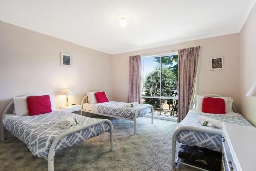ブライトにあるOnocay House Bright Victoriaの窓のある部屋にベッドが2つある
