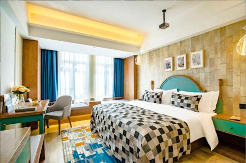 拉薩的住宿－美豪酒店拉萨店，配有一张床和一张书桌的酒店客房