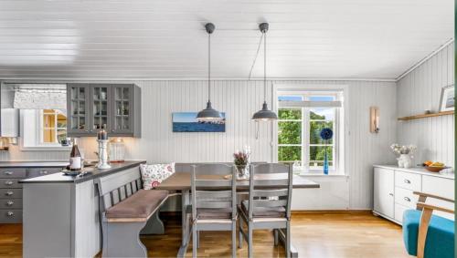 Een keuken of kitchenette bij Ferienhaus Polarlicht-Hitra