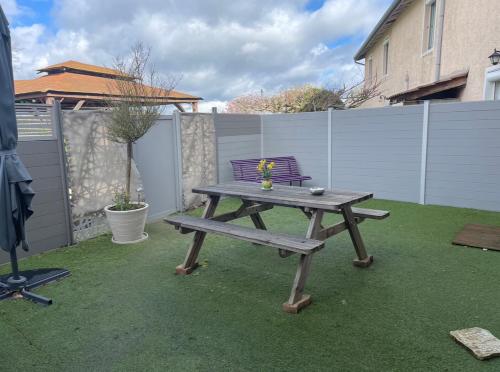 Maison mitoyenne de campagne. Proche autoroute A7. Pour visiter la Dombes, Lyon