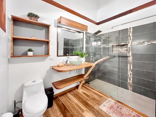Koupelna v ubytování Whispering Wisdom, 3 Bed with Pool, Steps to Beach
