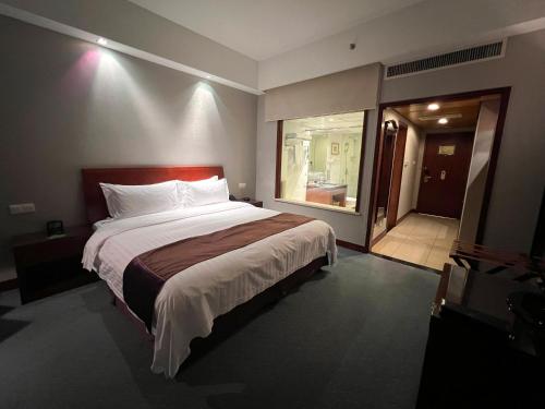 Posteľ alebo postele v izbe v ubytovaní Baolong Hotel Shanghai