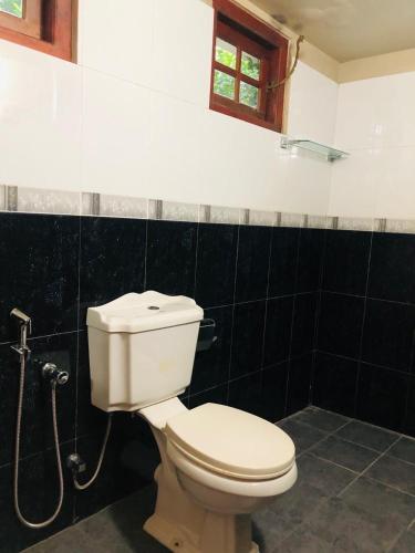 łazienka z toaletą i prysznicem w obiekcie Nature Retreat Galle w mieście Galle