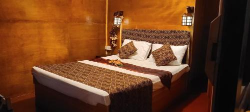 a bedroom with a large bed in a room at Woody Cabana in Trincomalee