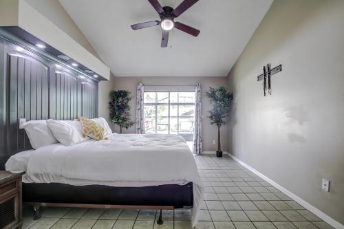 een slaapkamer met een groot bed en een plafondventilator bij Tranquil Oasis Haven in Marion Oaks