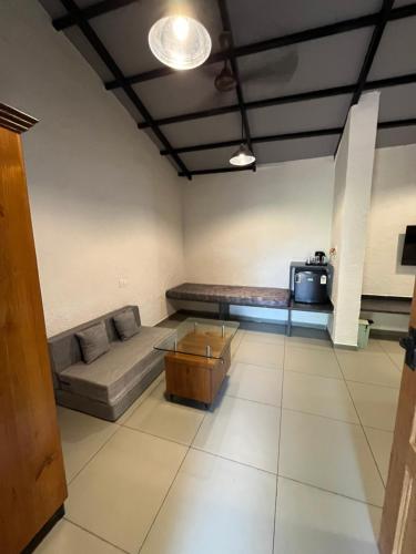 un salon avec un canapé et une table basse dans l'établissement Parnakuti Cottage, à Trimbak