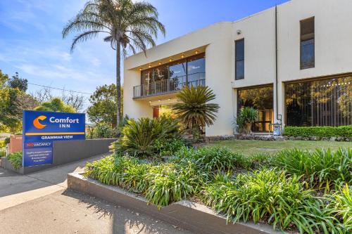 a building with a sign in front of it at Comfort Inn Grammar View in Toowoomba