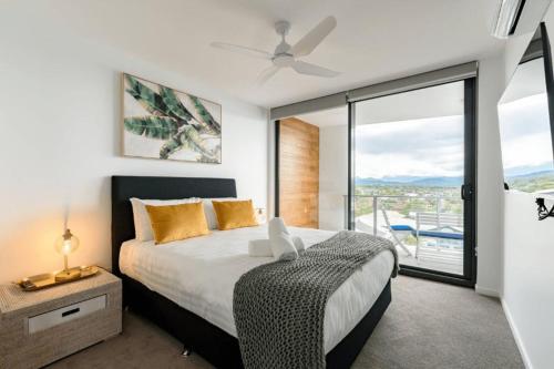 Palm Beach Escape with Rooftop Pool - CoastHM房間的床