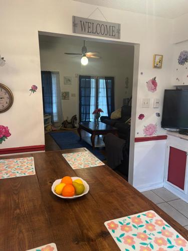 een woonkamer met een tafel met een fruitschaal erop bij City Center Home ONeal lane in Baton Rouge