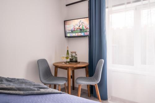 Кровать или кровати в номере Green Garden & Private Parking Apartments with Playground