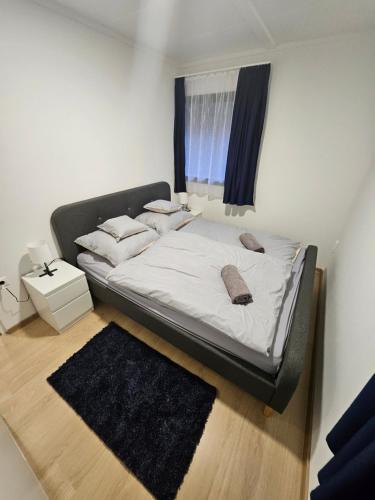 En eller flere senge i et værelse på Nébel Vendégház Családi