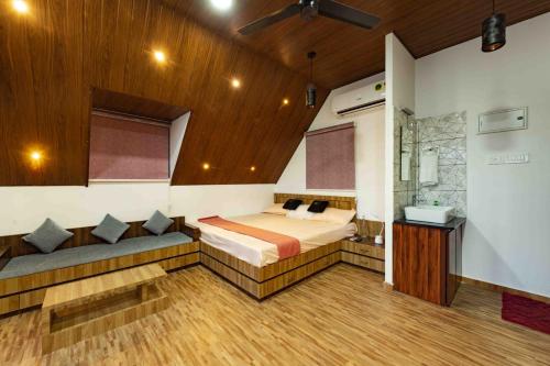 Un pat sau paturi într-o cameră la Liara Fish Net Villa