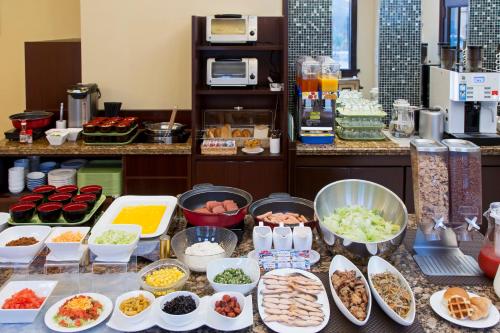 Un buffet con diferentes tipos de comida en una mesa. en Sol Vita Hotel Naha, en Naha