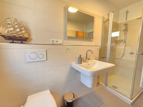 Ένα μπάνιο στο Ferienwohnung Meeresbrise Norddeich