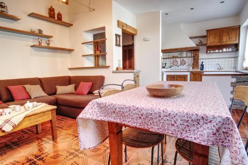 een woonkamer met een tafel en een bank bij Le Petit Coq in Saint-Pierre