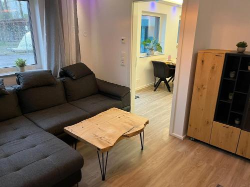 een woonkamer met een bank en een tafel bij Porschenahe Wohung in Stuttgart