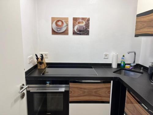 Una cocina o zona de cocina en Porschenahe Wohung