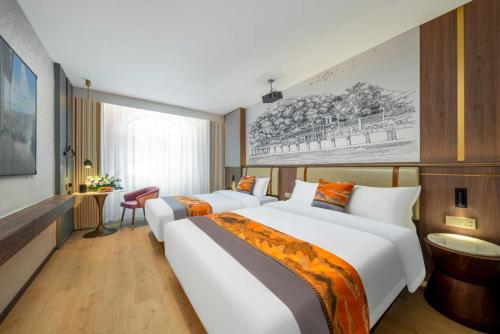 - 2 lits dans une chambre d'hôtel avec un dessin mural dans l'établissement 琴笙酒店, à Xiamen