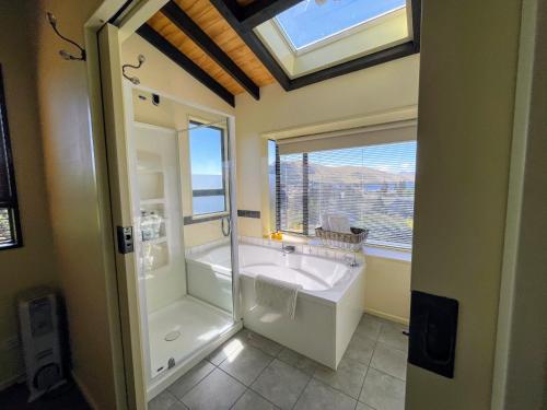 baño con lavabo, ducha y ventana en TekapoB2 Lakeview Apartment en Lake Tekapo