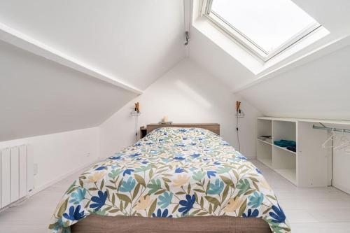 een slaapkamer met een bed met een bloemenbed bij maison proche Disneyland , parc des Félins et Coulommiers in Saint-Augustin