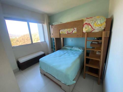 - une petite chambre avec des lits superposés et une fenêtre dans l'établissement Bonito departamento pie de playa en el mejor condominio de manzanillo, Ponto Horizonte. Hermosa vista, hasta para 8 personas. Ambiente familiar., à Manzanillo