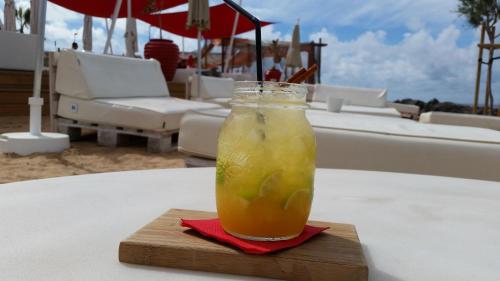 una bebida en un frasco de albañiles sentado en una mesa en Arenita Apartment, en Palm-mar