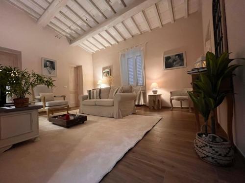 - un salon avec un canapé blanc et des chaises dans l'établissement Casa Cantagalli, à Tavarnuzze