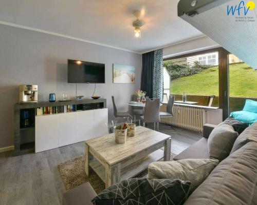 ヴァンガーオーゲにあるHaus Meeresluft - Ferienwohnung 2のソファとテーブルのあるリビングルーム