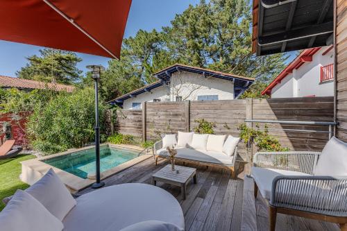 une arrière-cour avec piscine et mobilier de jardin dans l'établissement Villa AMAYA, Pyla/ Le Moulleau, à La Teste-de-Buch