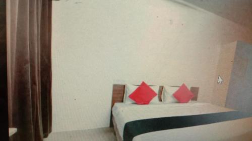 Postel nebo postele na pokoji v ubytování RED ROSE HOTEL