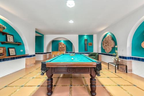 a pool table in a room with blue walls at Exclusive Home Maspalomas in San Bartolomé