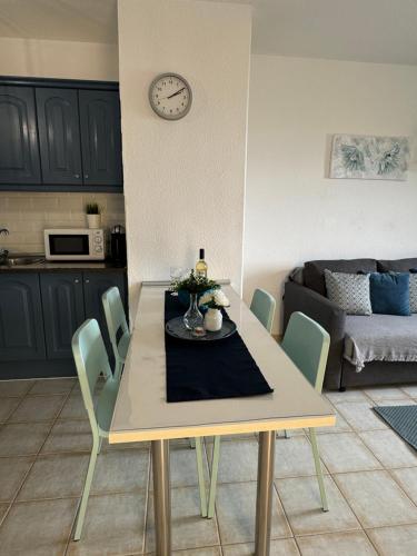 een eettafel en stoelen in de woonkamer bij Sunset View Balcon del Atlantico fase IV in Torviscas in Adeje