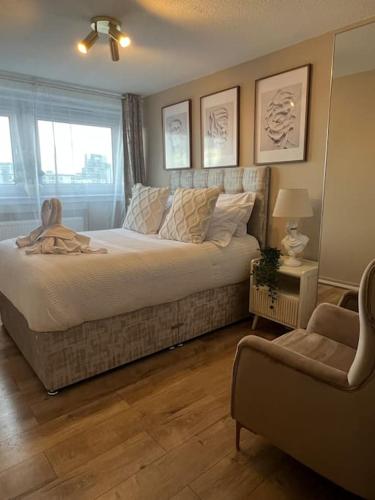 sypialnia z łóżkiem, krzesłem i oknem w obiekcie Birminghams Finest w Birmingham