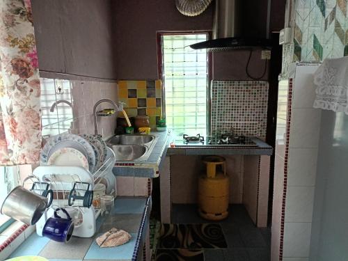 a toy kitchen with a sink and a counter top at Homestay Bemban Batu Gajah in Batu Gajah