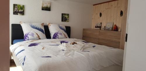 a bedroom with a bed with a white comforter at Hobbit House - Frodo in Därligen