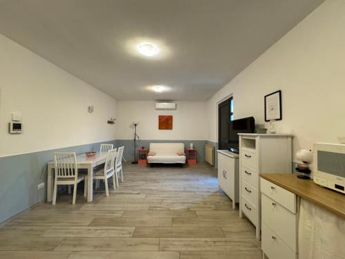 a kitchen and dining room with a table and a dining room at Atelier La Maison in Querceta