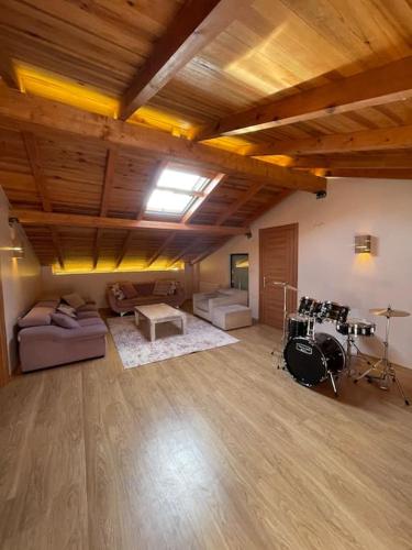 een woonkamer met een drumstel in een kamer bij Gökler Çiftliğinde Çatı Katı in Foca
