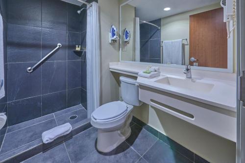 Ванная комната в City Express Plus by Marriott Ciudad de México Patio Universidad