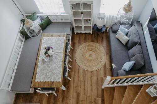 an overhead view of a living room with a table and a couch at Kellerstöckl Das Csaterberg in Csatherberg