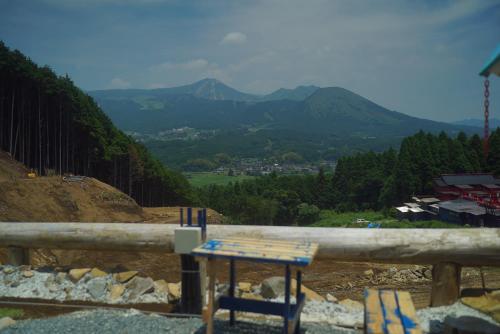 stół na szczycie wzgórza z górami w tle w obiekcie パワースポットキャンプ場 w mieście Shimoda